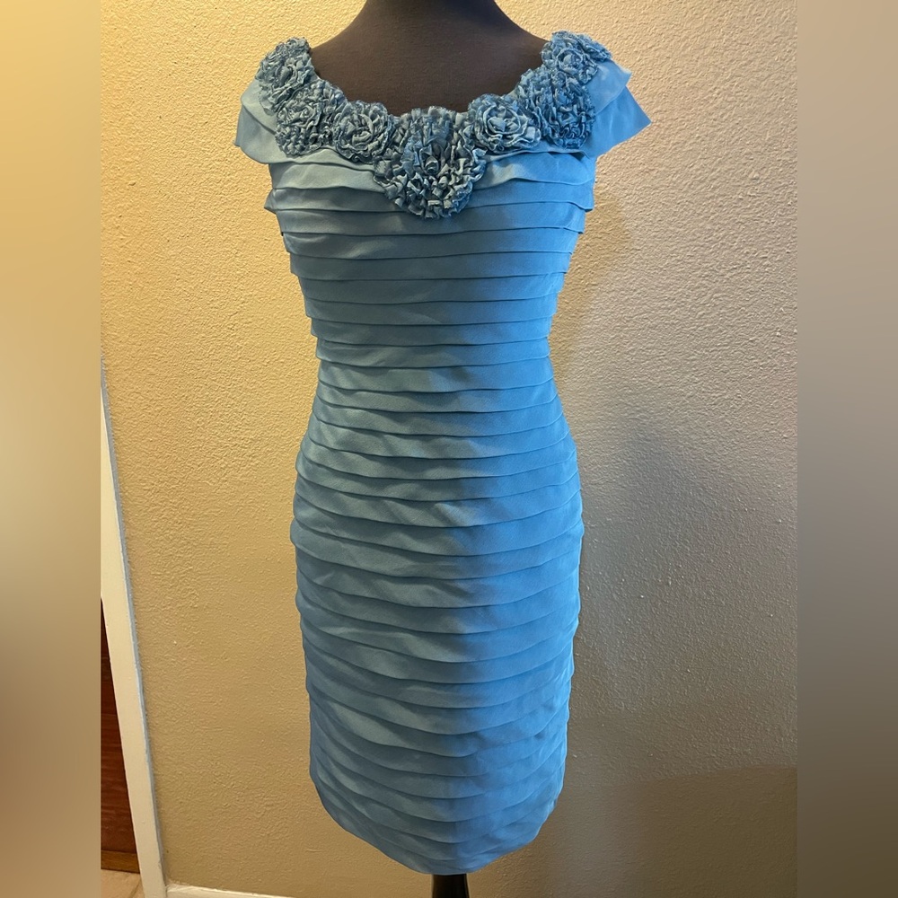 Adrianna Papell Women’s Tiered Shutter Pleat Dress Floral Neckline  Size 4
